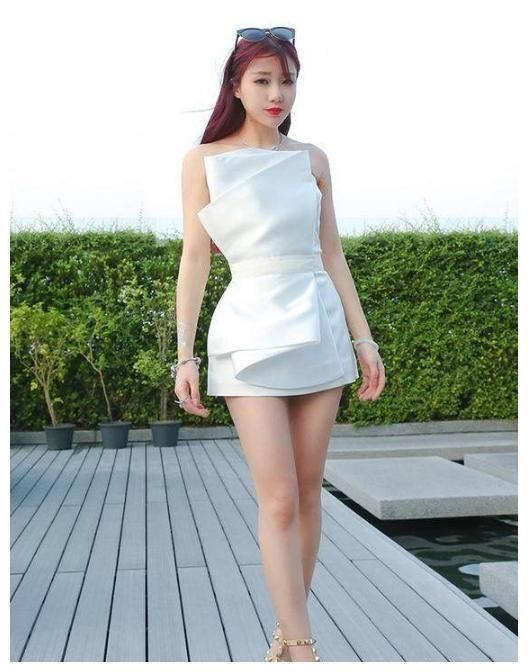 街拍:性感吊带连体开叉裙，尽显成熟女性的妩媚，让人无法阻挡