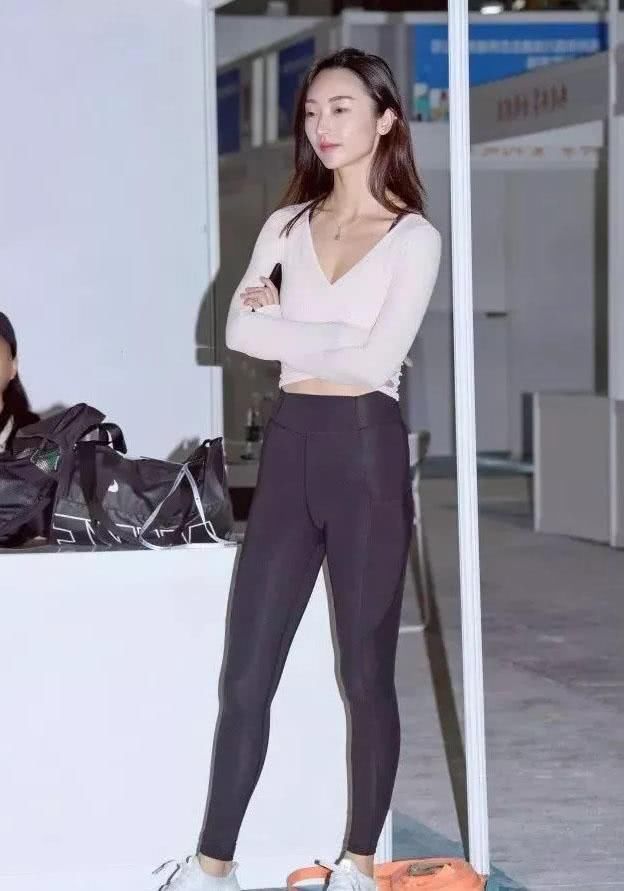 瑜伽教练大秀纤细小蛮腰，严肃的她拍照抢镜展现甜美一面