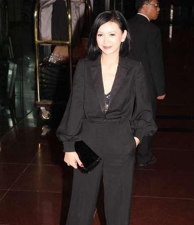 情敌:她是刘嘉玲的情敌,梁朝伟的初恋,与富商离婚单身至今