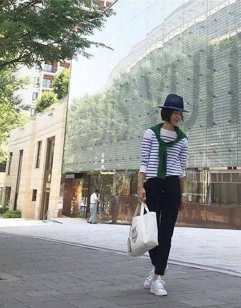  「博主」看完这个博主的条纹搭配 你会365天每天都想穿条纹