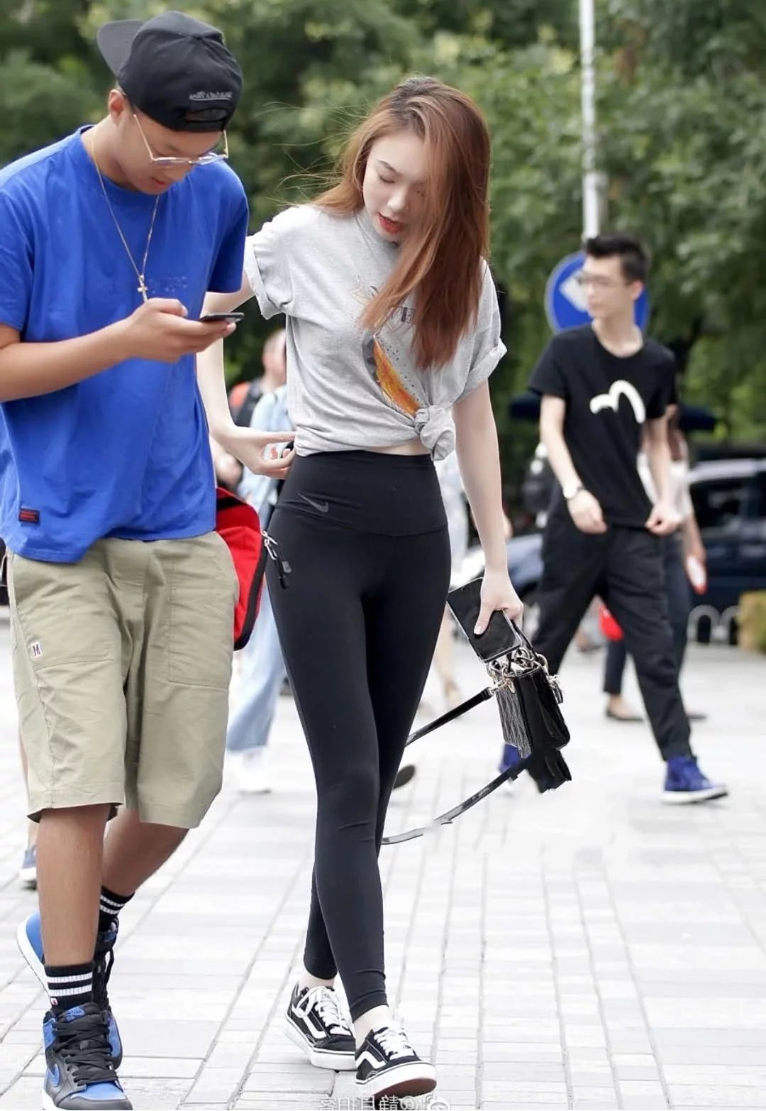 街拍：小姐姐紧身裤勾勒笔直筷子腿，清纯的摸样比刘亦菲都美