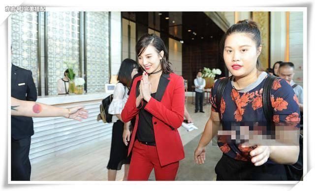 本以为穿西装的宋佳够保守了,可看到她的黑纱打底衫,我呆了!