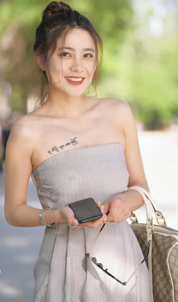 婴儿肥小姐姐束胸连衣裙勒的喘不过气,肥而不腻,回眸一笑迷倒一