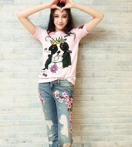 热巴这腿太粗了吧！牛仔裤快要撑破了，网友：人家不过穿了条秋裤