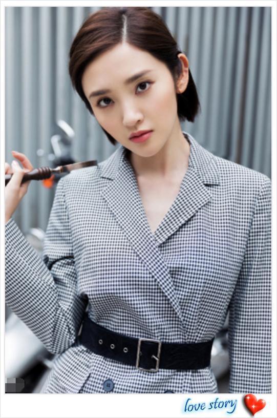 唐艺昕胆肥了!浑身只穿一件西装,网友:我就不信张若昀不介意?