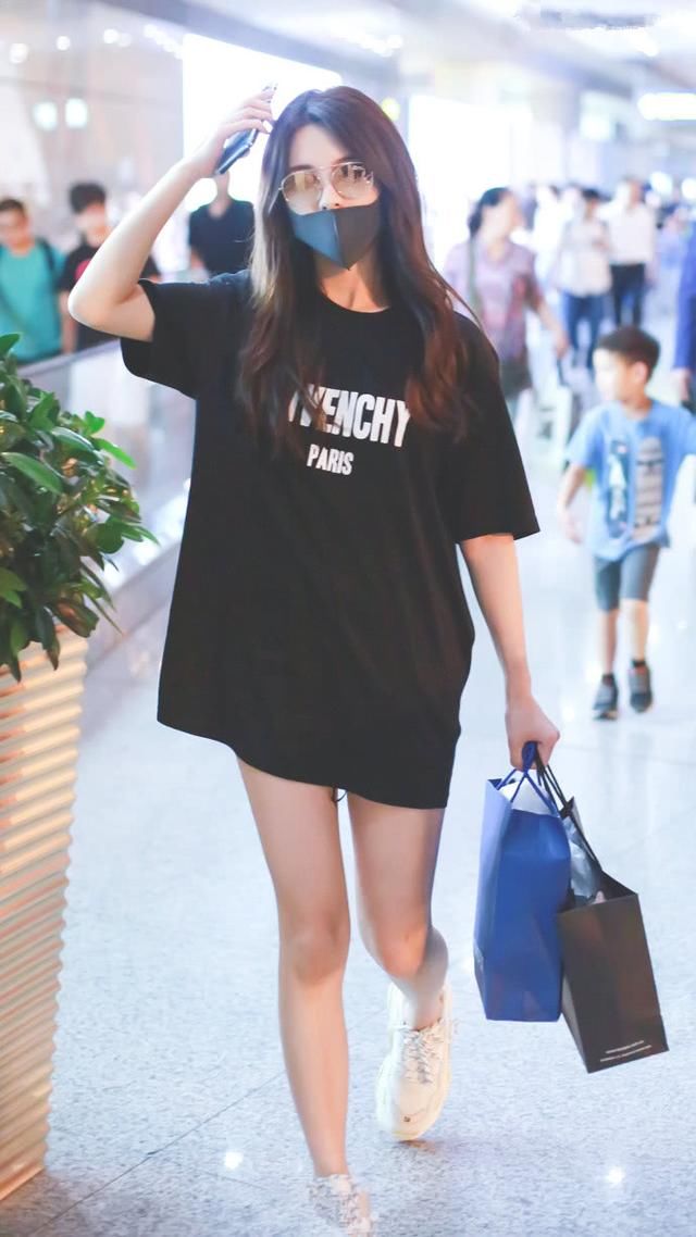 杨超越太猛了！浑身上下只穿一件白T就出门，而且只能到大腿根！