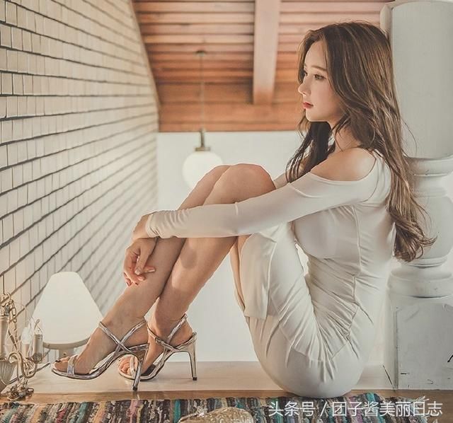 小姐姐连衣裙凸显迷人身材!特别有女人味!