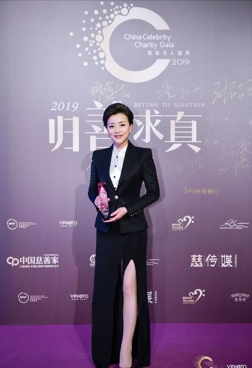  【女人】名嘴杨澜穿西装亮相，实力证明女人也能穿西服，越老越有气质