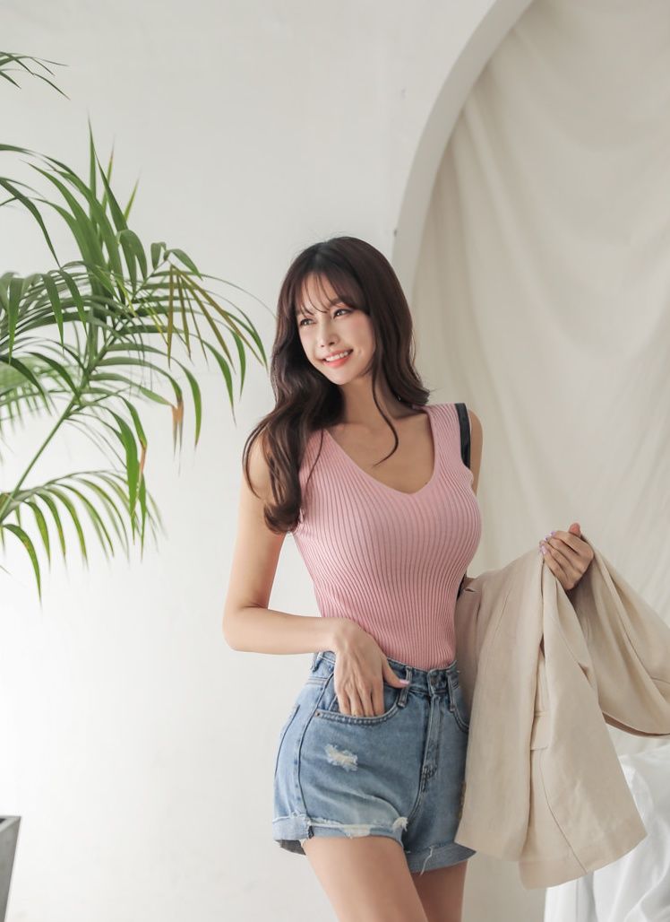 天生尤物般热裤美女，格外养眼迷人！