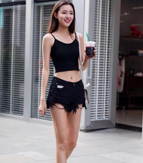  『蓝色』美女时尚街拍：身材高挑的美女，一件白色一字肩配蓝色牛仔裤，都市丽人范