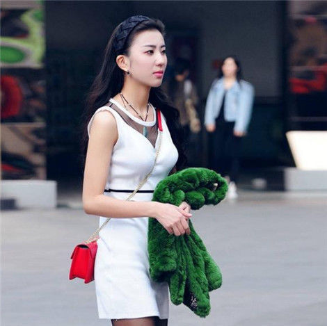  『身穿』街拍：美女身穿亮片裙背，长发披肩，温婉可人