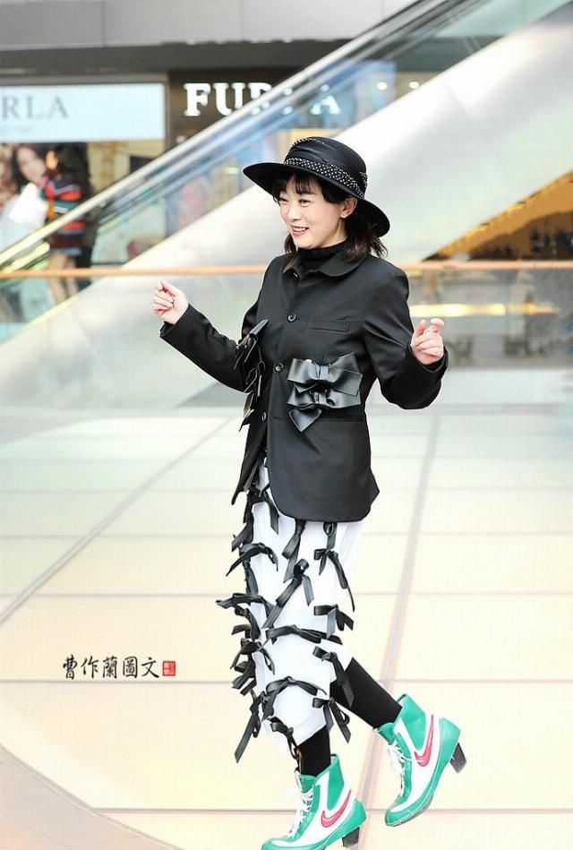  [赞大]街拍：穿出超赞大长腿的短靴美女