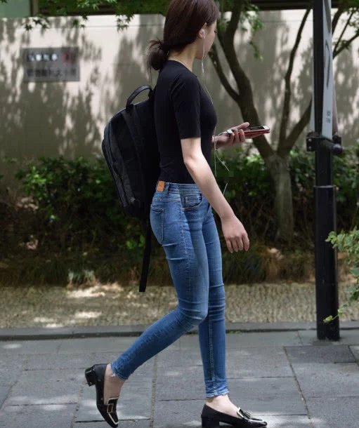 高个子美女穿T恤配紧身牛仔裤简单又百搭，筷子腿好看极了