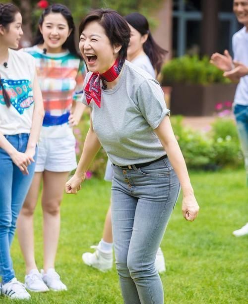 「漂亮」林青霞老了一样优雅，穿格纹裙高贵大方，笑出皱纹也漂亮！