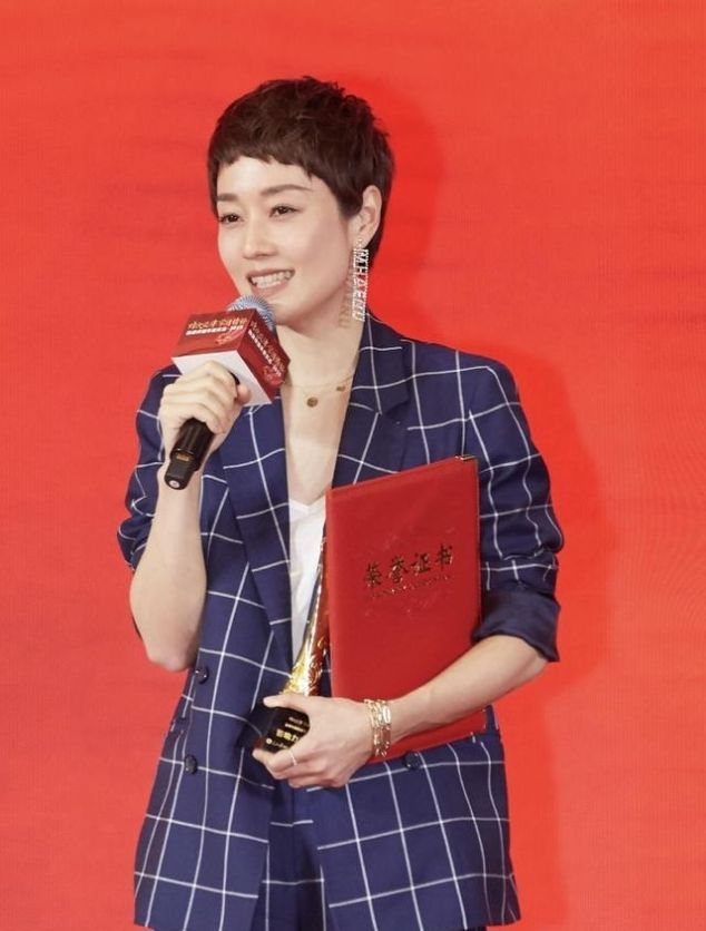 连体■马伊琍终于高调美一回身穿黑色抹胸连体裤优雅端庄，气场十足