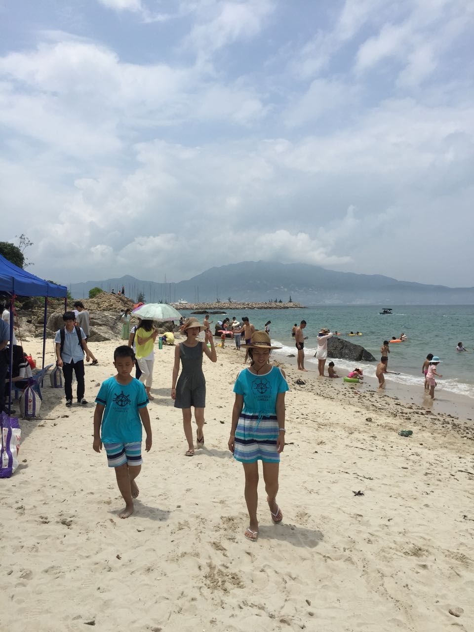 深圳南澳杨梅坑海边的飘逸美女