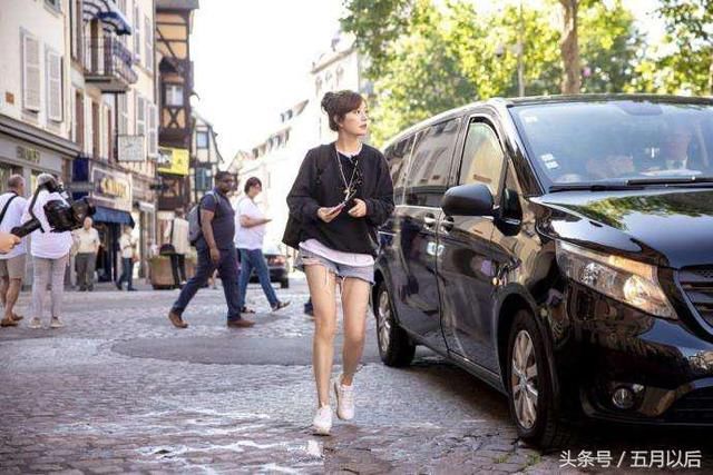 赵薇瘦了后美回颜值最巅峰，穿束腰裙现身活动秀小蛮腰，惹人羡慕