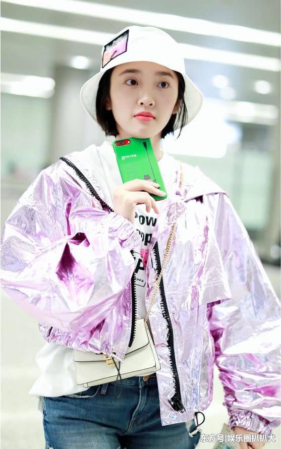 唐艺昕居然吃胖了!短裤穿得又短又紧，网友:还好腿够长!