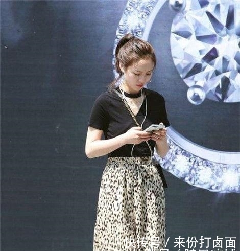  #美态#气质的街拍：优雅的美女，婀娜的美态。