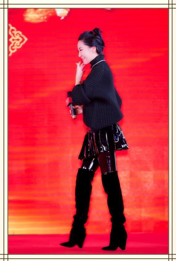 许晴终于服老,一身黑韵味十足,网友:这才是49岁女人最美的样子