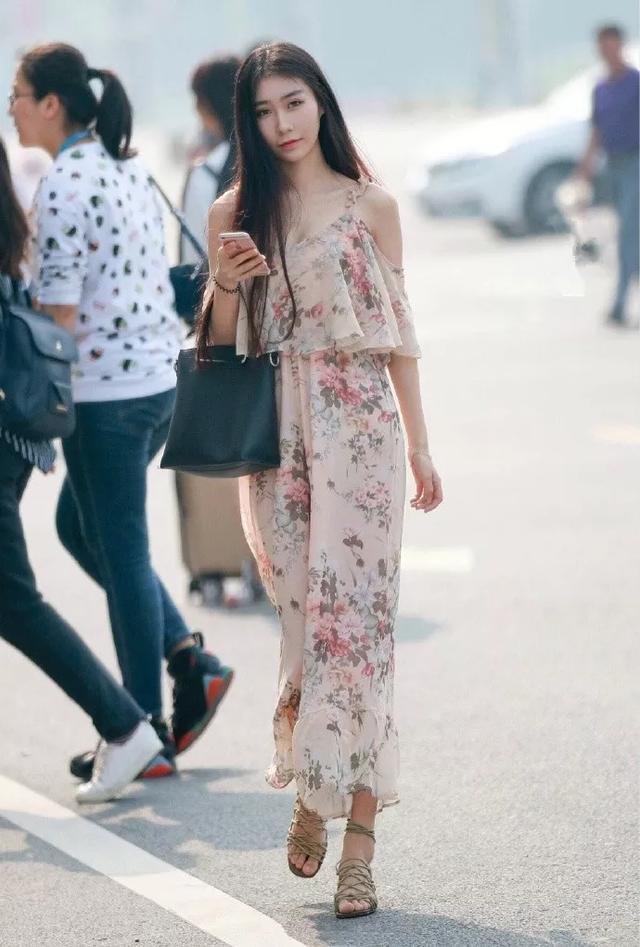 「下半身」街拍:小姐姐身穿深色上衣,下半身搭配短裙,看上去既修长又充满魅力