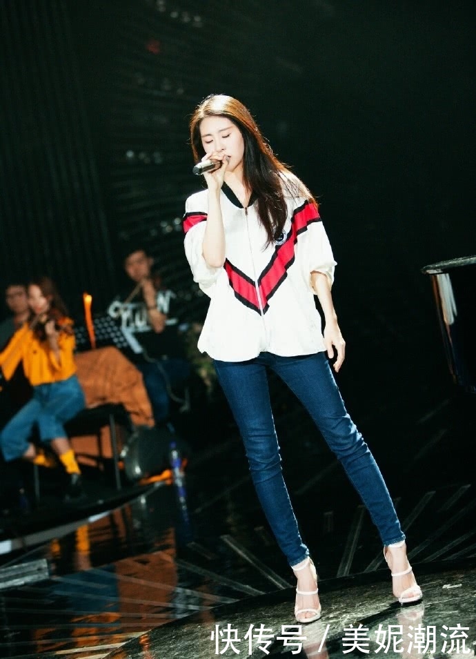 张碧晨瘦得过分，穿这么小的牛仔裤都不贴身，网友：这腿我服了！