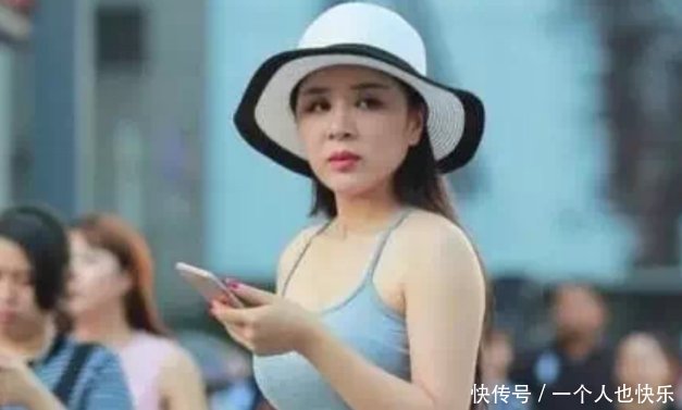 街拍纯净甜美时髦的小姐姐，身材凹凸有致穿着性感撩人！