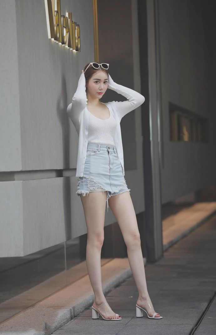 街拍：紧致的包臀连衣裙，柔软舒适，尽显小姐姐典雅诱人的魅力！