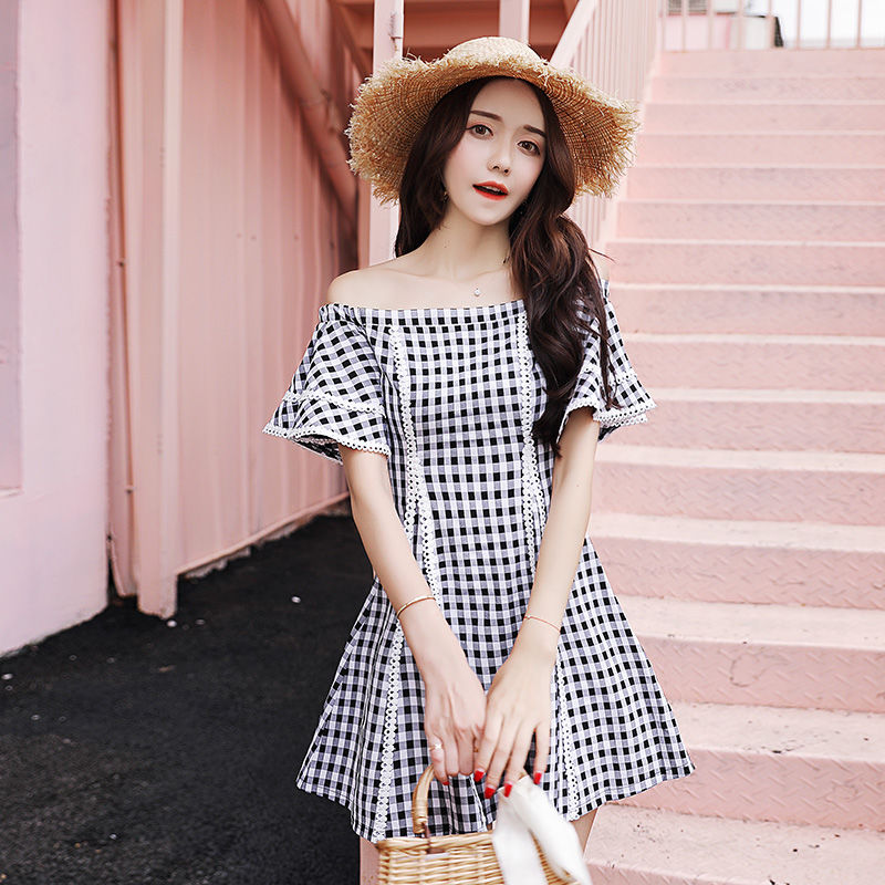 小姐姐又出来撩人了，性感一字领连衣裙，露出小香肩超迷人