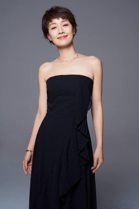 马伊琍现身活动，蕾丝西装惹人醉，网友：一般人这么穿丑哭了