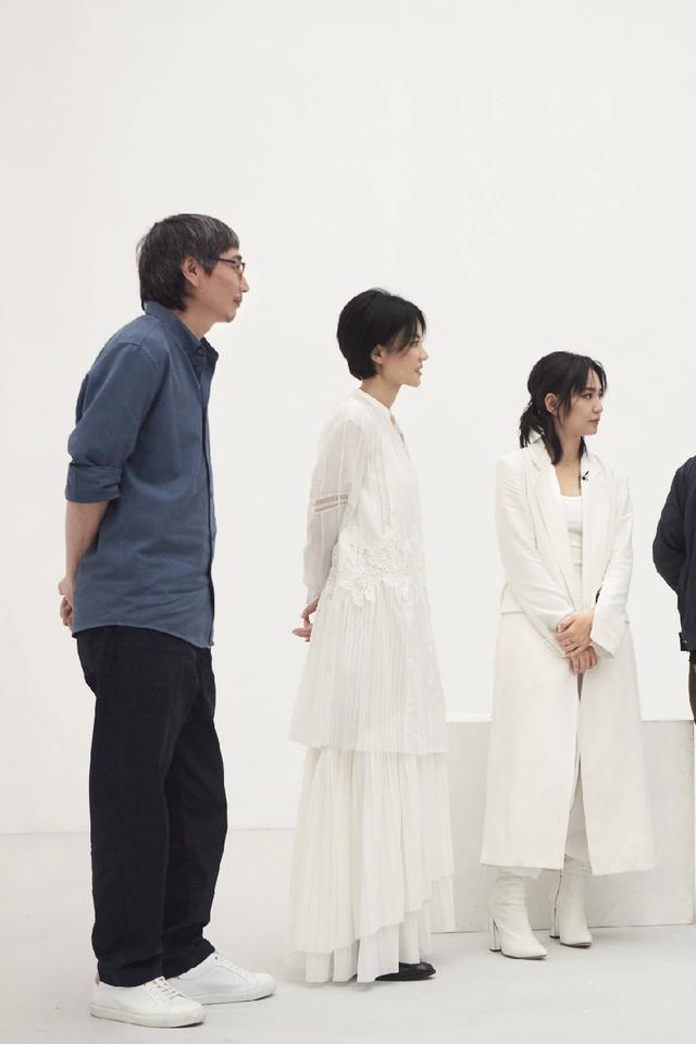 49岁王菲与41岁袁泉同穿白裙，美回20岁，到底谁更惊艳？