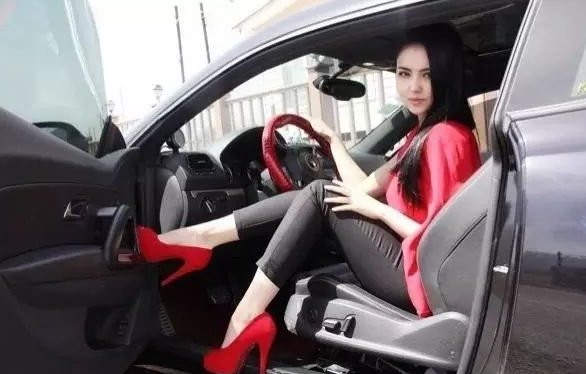 千万别因为美而忽视高跟鞋的危害，适合开车的平底鞋也可以很美