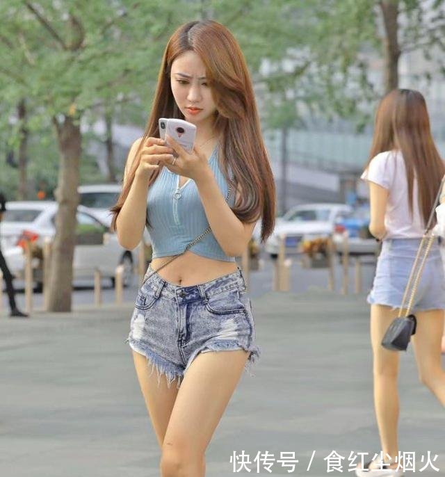 美女咋想的，穿着三角牛仔短裤逛街，网友这腿我服了！