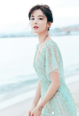 26岁娜扎真会穿，印花裙外面又套了一件小黑裙，时髦到飞起！