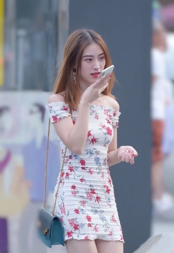 款式|街拍:碎花紧身褶皱连衣短裙, 这么穿真美!