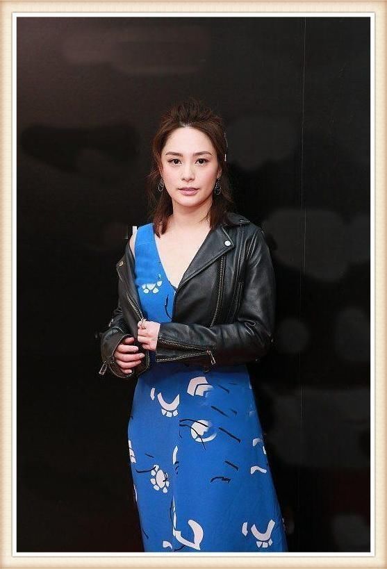 阿娇真能凹!穿皮衣非要露出半个肩膀，网友:她未婚夫心真大!