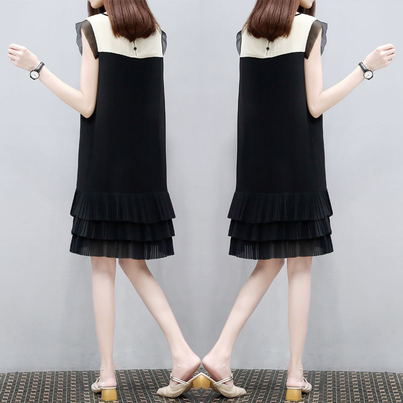 女人有好身材就应该秀出来，连衣裙就要穿得性感撩人，女人味十足