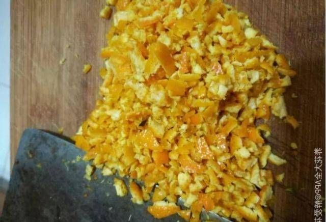  花生麸■节日期间，我们在家里做花肥，它充满了生育能力