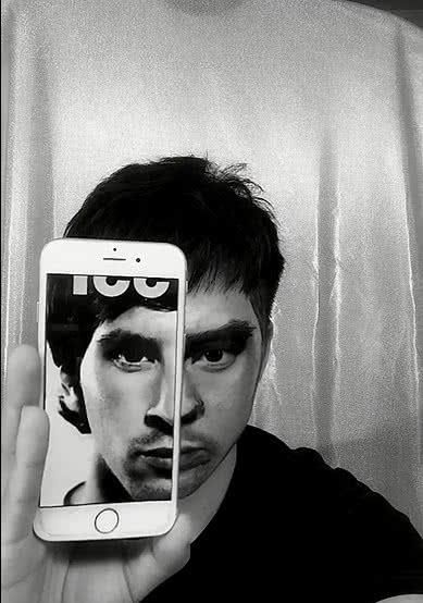 为了哄女老板，95后小伙仿妆梅西，画上胡须后神还原！