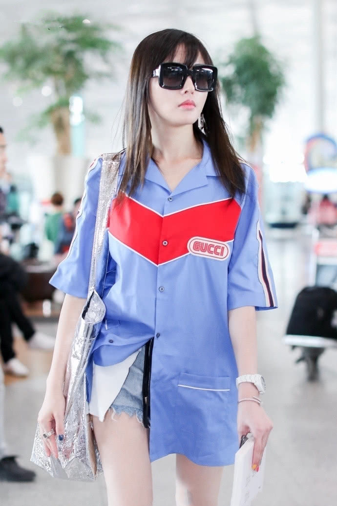 张天爱穿蓝色衬衫，搭配牛仔短裤秀美腿 ，网友：身材比例真好