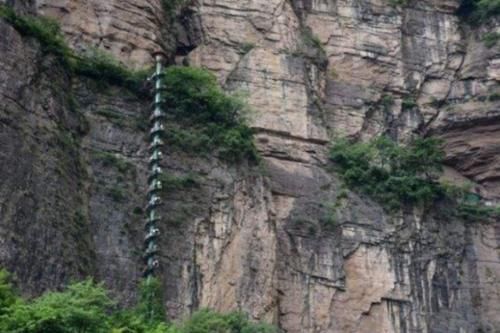 在太行山，耸立在万丈悬崖边上的“惊险”楼梯，让人感觉很危险！