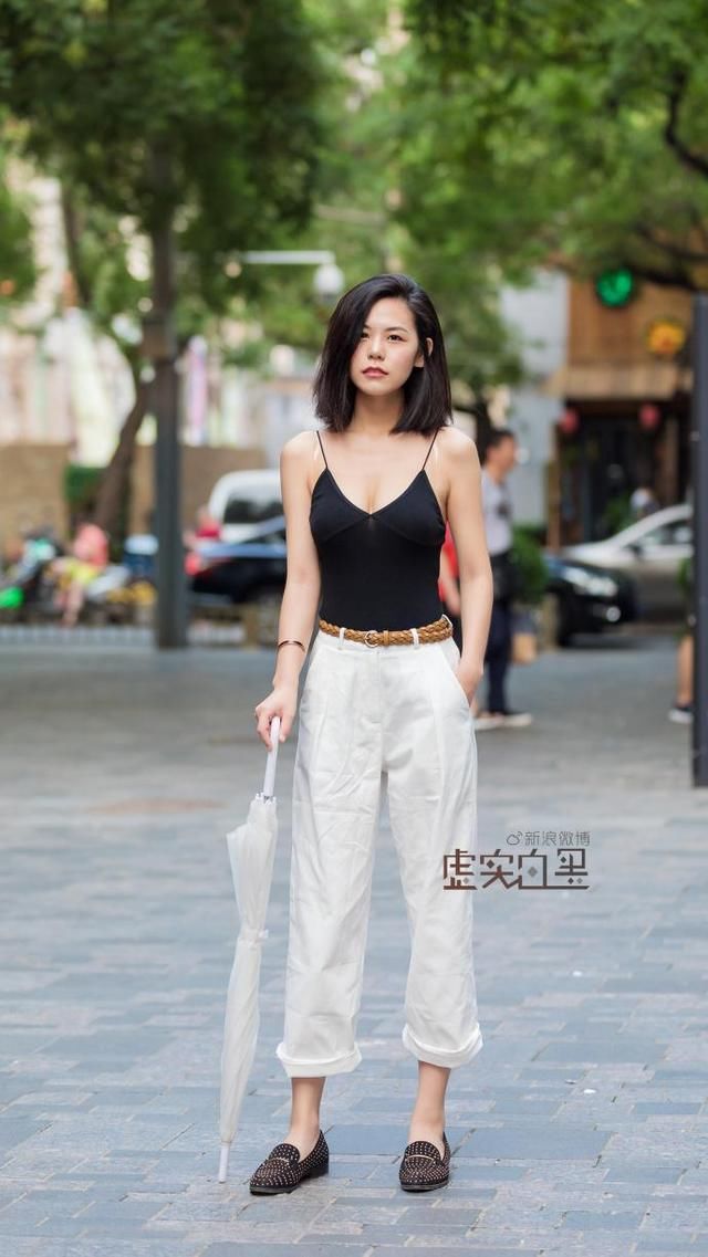 街拍：玲珑的身材搭配火红的连衣裙，岂止惊艳，有点爱上小姐姐了