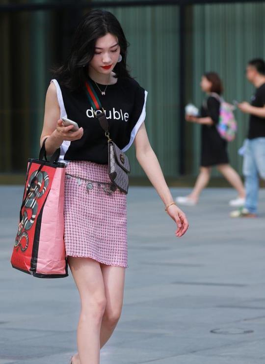 「红色」街拍:群芳难逐的美女,一件黑色上衣配红色短裙,时尚魅力好身材