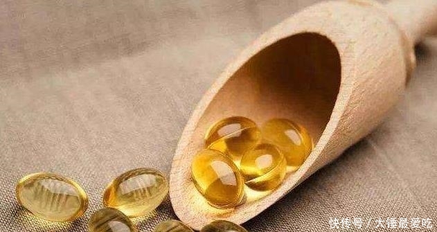  脸上■维生素E护肤方法，别直接擦脸上用对方法，皮肤白嫩又细腻