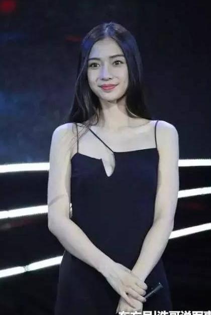 38岁高圆圆和29岁杨颖撞衫，差距尴尬，一个女神一个像路人