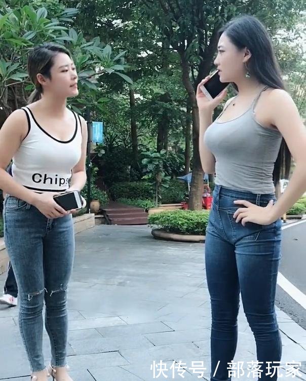 街拍：网红美女牛仔裤反穿，现在年轻人的美很难懂