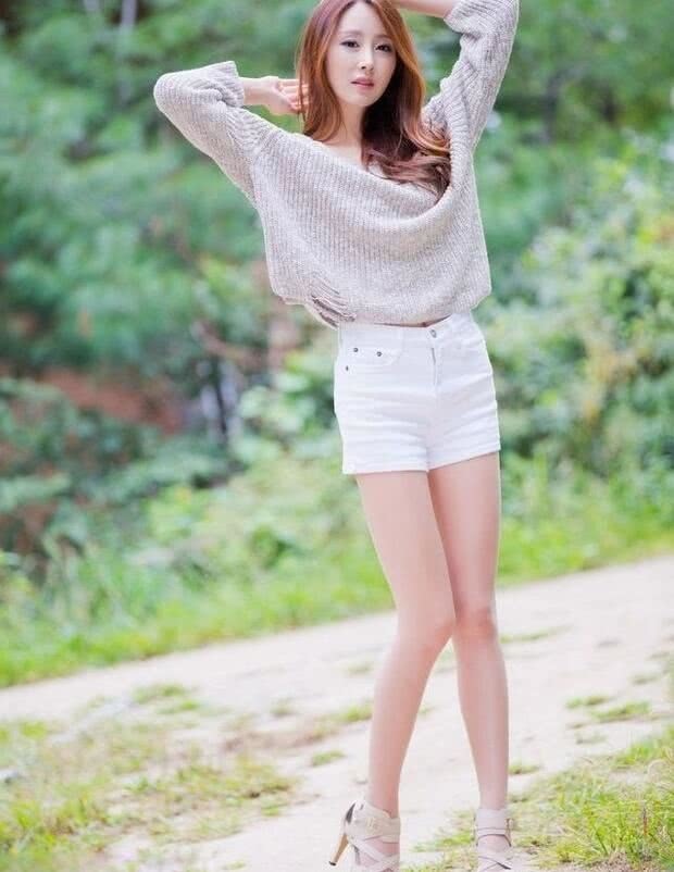 街拍：小姐姐搭配热裤展现优雅身姿，穿出属于自己的不同风格！