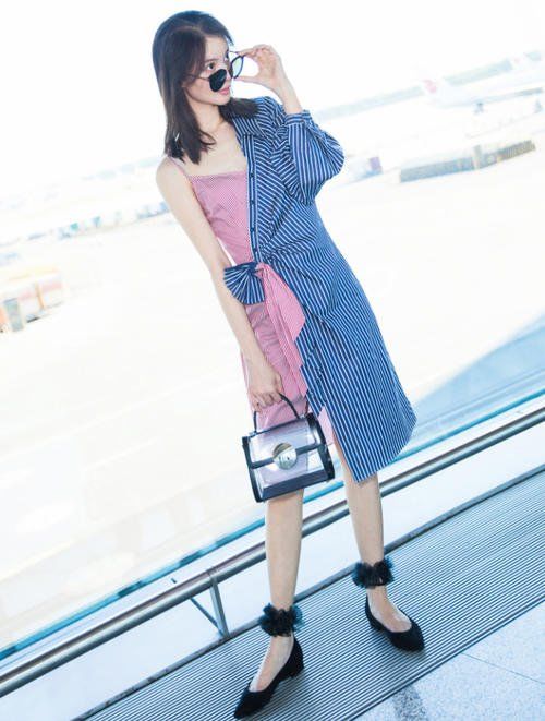 金晨在机场凹造型，手上的透明包包什么都不装，拿着干嘛?