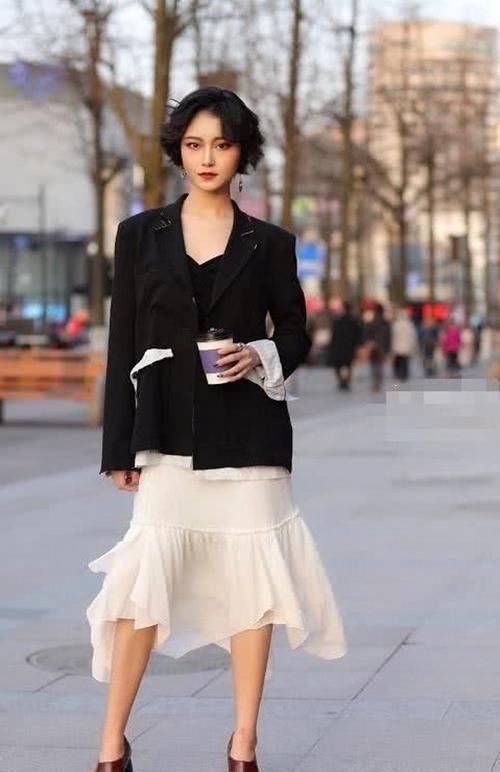 『柔美』路人街拍,小姐姐黑色休闲装搭配柔美的裙子,美得格外出众