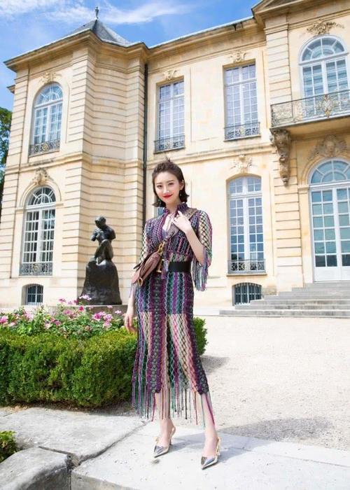 景甜穿拼接外套现身机场，她这身穿搭有个性又时髦，好看吗？